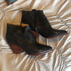 *re listed “navy” Frye booties